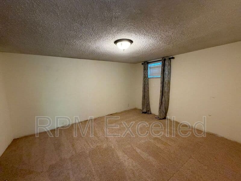 Kent House: 24625 148th Ave SE