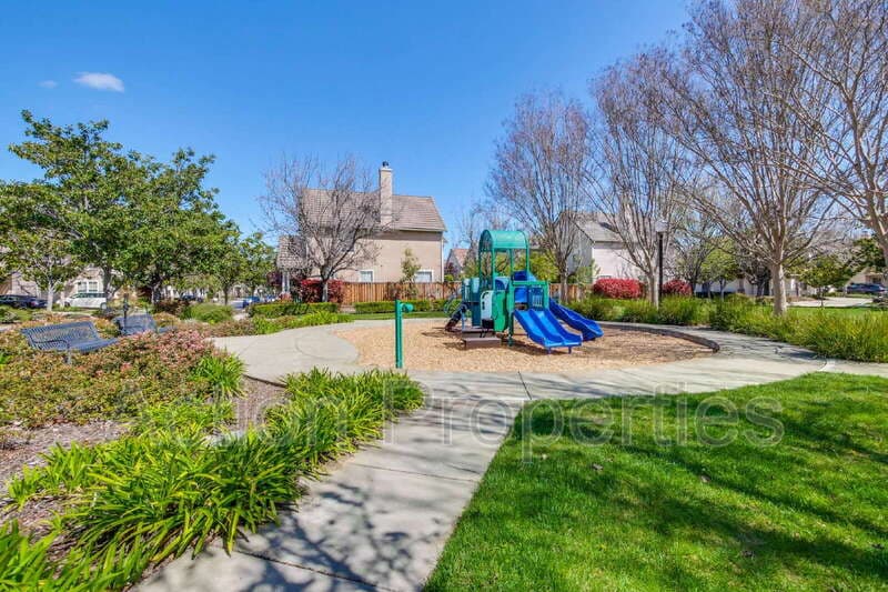 Mountain View Townhome: 146 Holly Court
