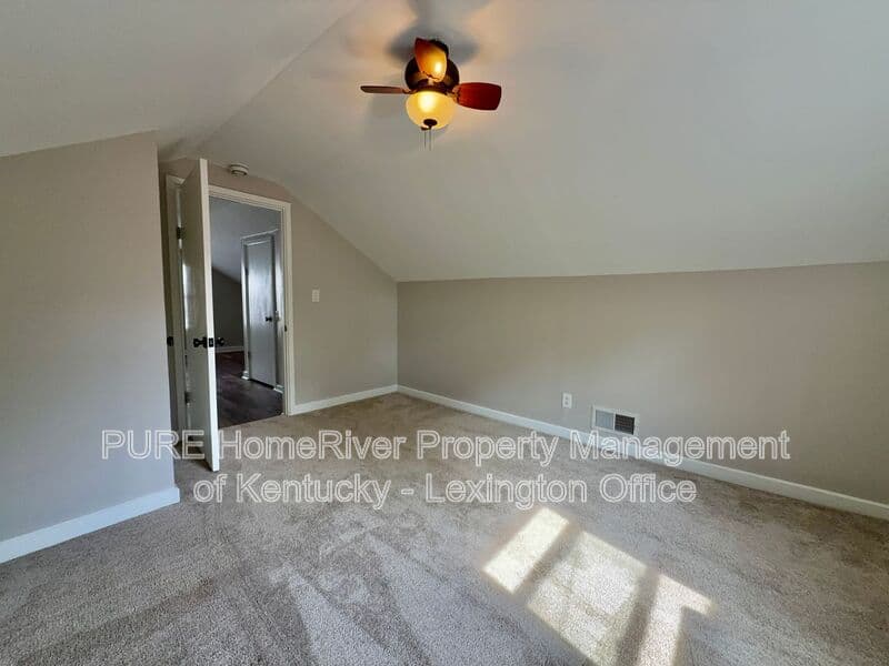 Lexington House: 839 Henry Clay Blvd