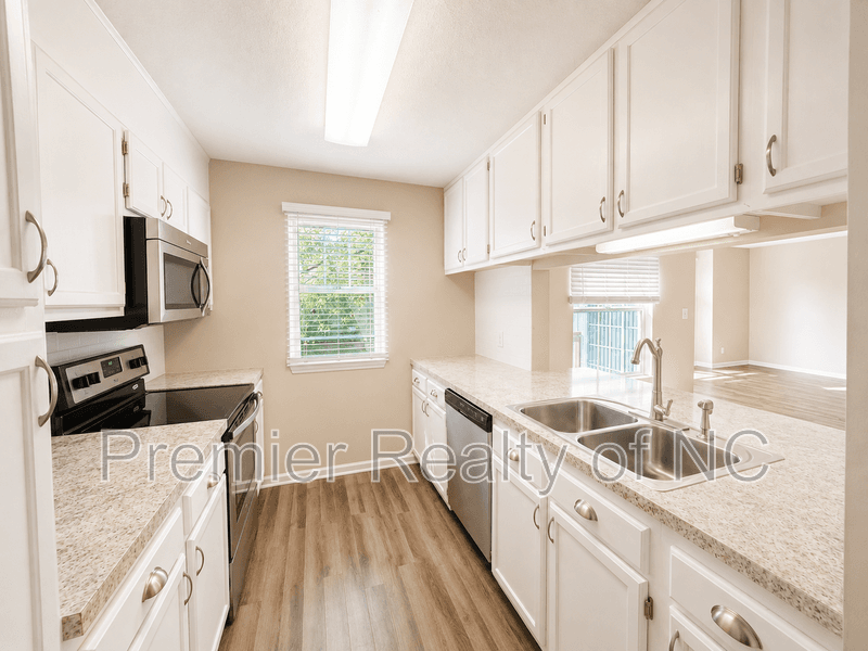Clemmons Condo: 5020 Thoroughbred Lane