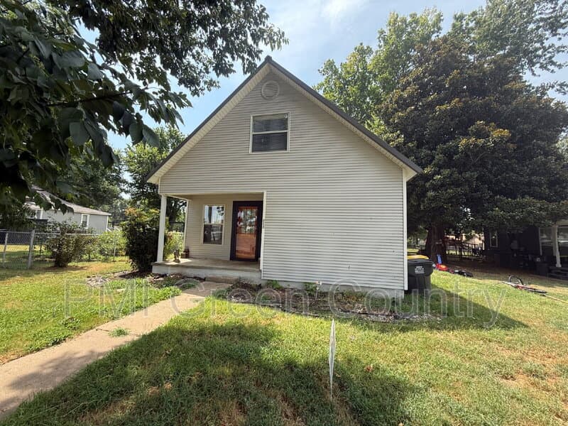 Coweta House: 212 West Pecan Street