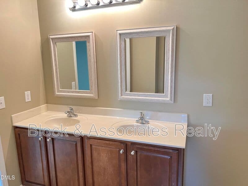 Cary House: 936 Bentbury Way