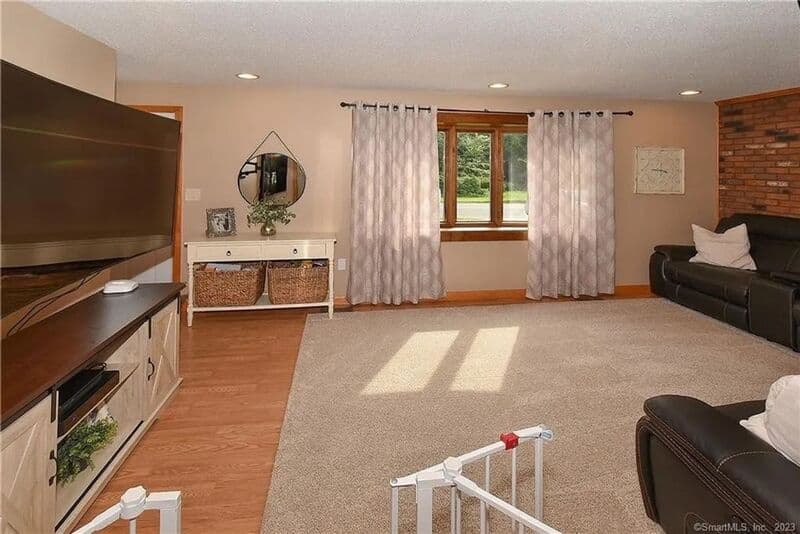 Enfield House: 281 Abbe Rd