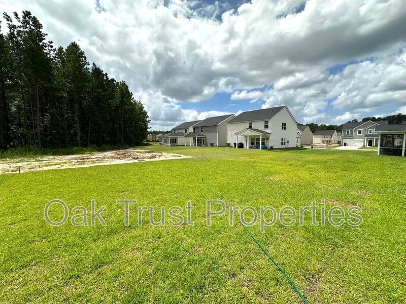 Summerville House: 127 Swaying Palm Dr
