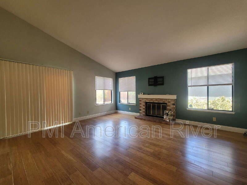 Sacramento House: 284 River Run Cir