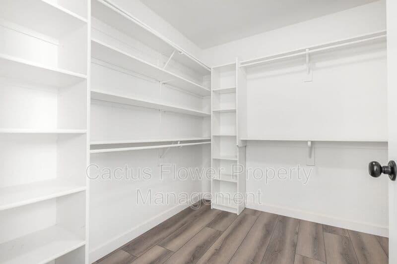 Glendale House: 21295 N 69th Ave