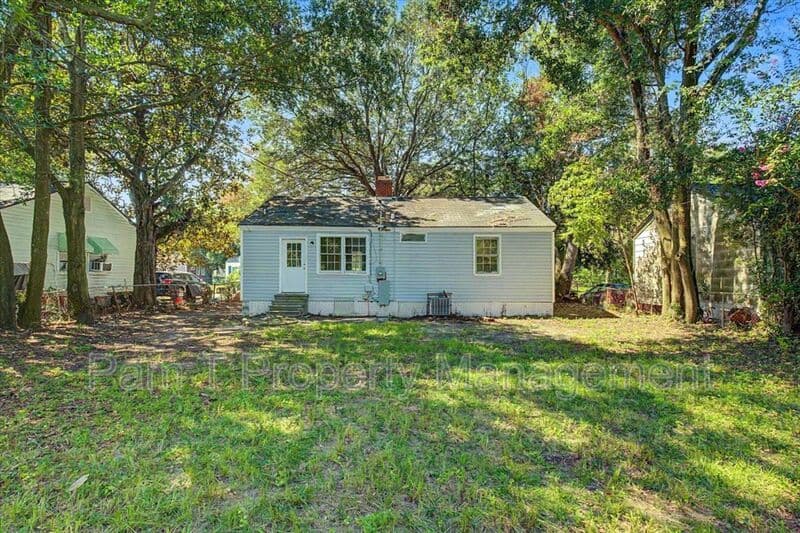 Savannah House: 1936 New Mexico St