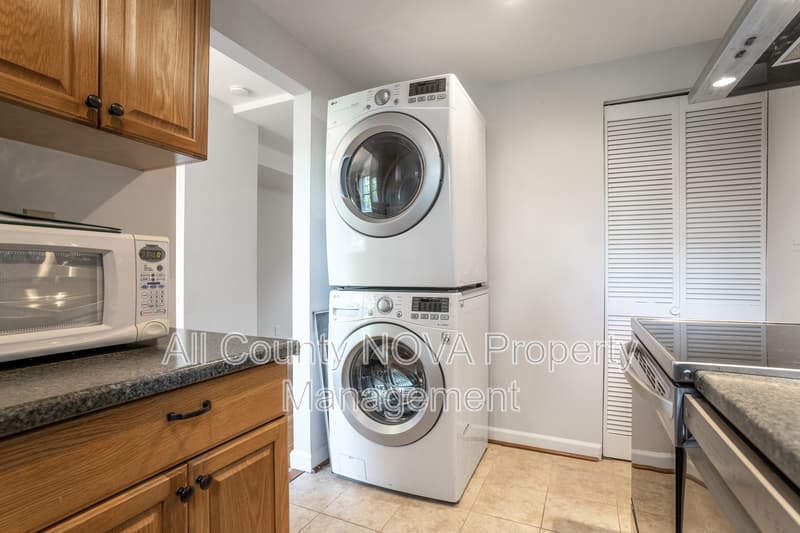 Arlington Condo: 2925 S Dinwiddie St,
