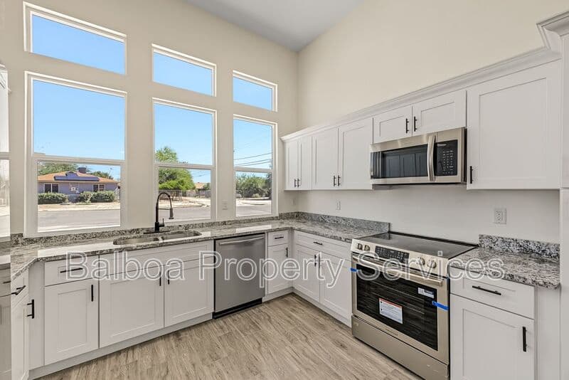 Buckeye Condo: 212 2nd Ave E