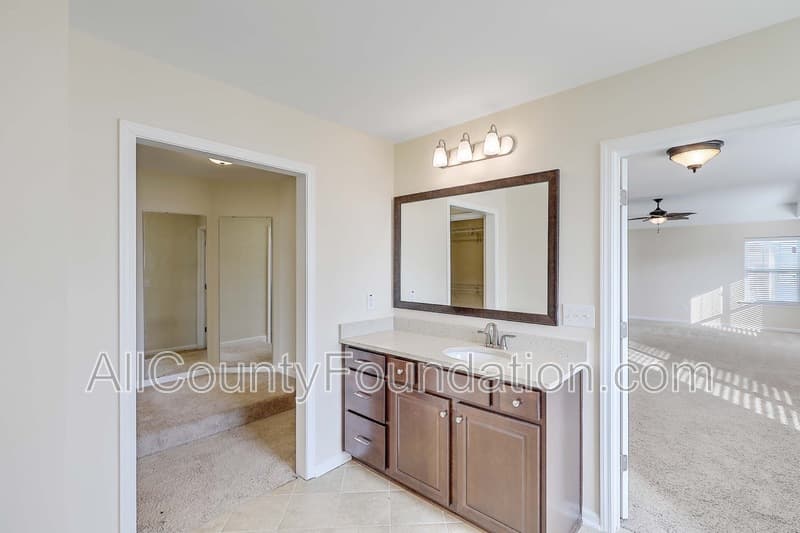 Summerville House: 431 Flat Rock Ln