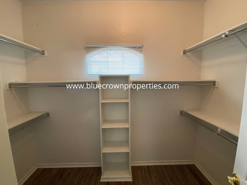 Carrollton House: 1829 Carver Dr