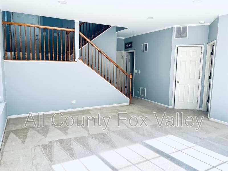 Algonquin Townhome: 300 Emerald Lane