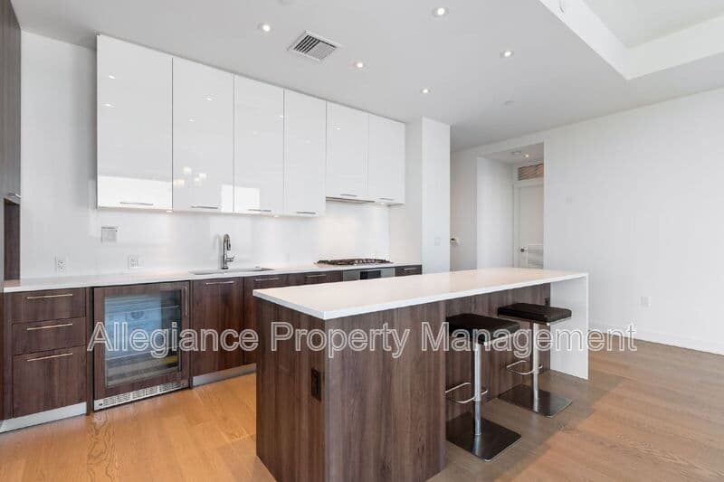 Mclean House: 1650 Silver Hill Dr