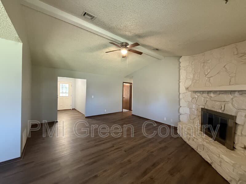 Broken Arrow House: 4708 S Maple Ave