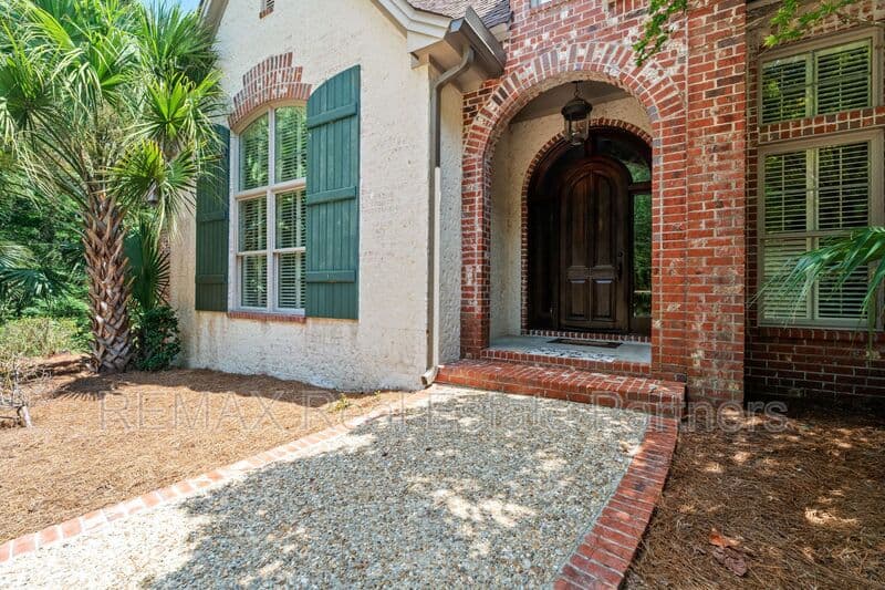 Sumrall House: 107 Raybourn Rd