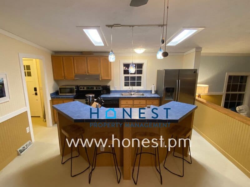 West Gardiner House: 107 Woodland Dr