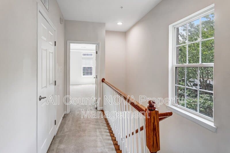 Woodbridge Townhome: 15072 Leicestershire St