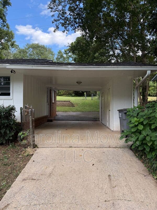 Greenville House: 16 Flower Drive