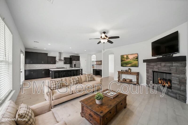 Collinsville House: 11806 N 131st E Ave