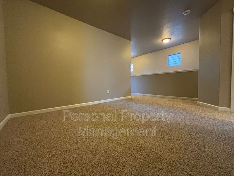Vancouver House: 3303 NE 43rd Pl