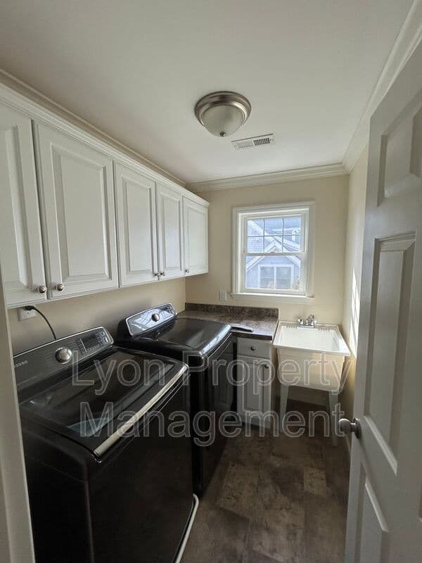 North Kingstown House: 180 Sauga Ave