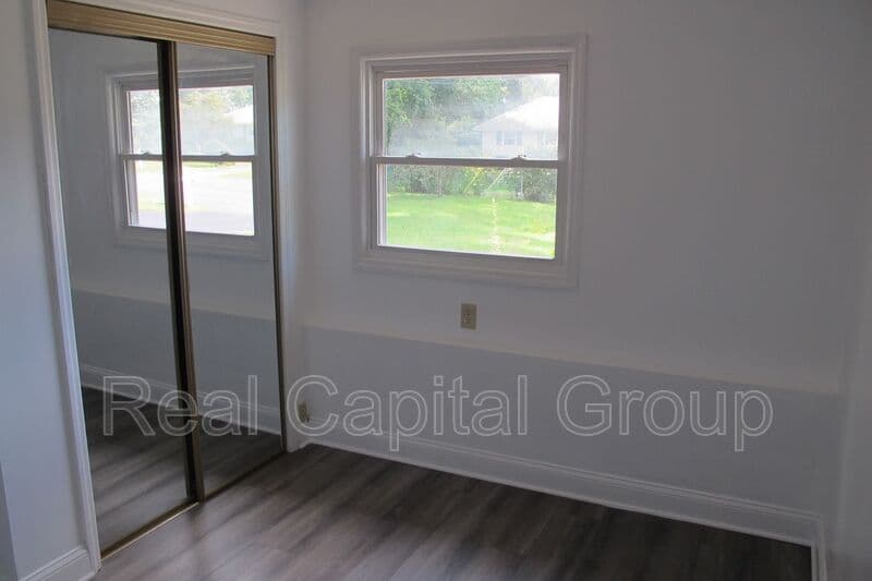 Albany House: 18 Ethel Dr