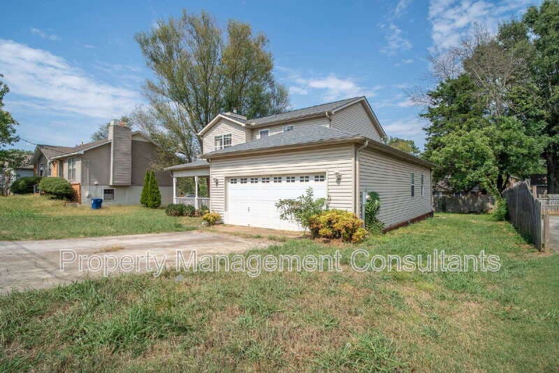 Huntsville House: 1060 Old Monrovia Road Northwest