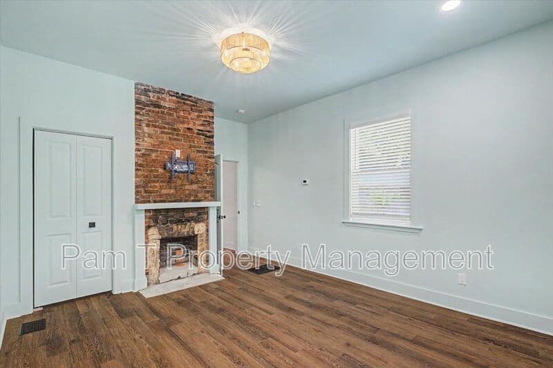 Savannah Condo: 638 E 37th St
