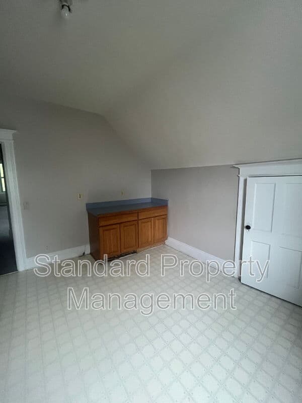 Rochester Condo: 293 Dartmouth St (Apt 2/Up)