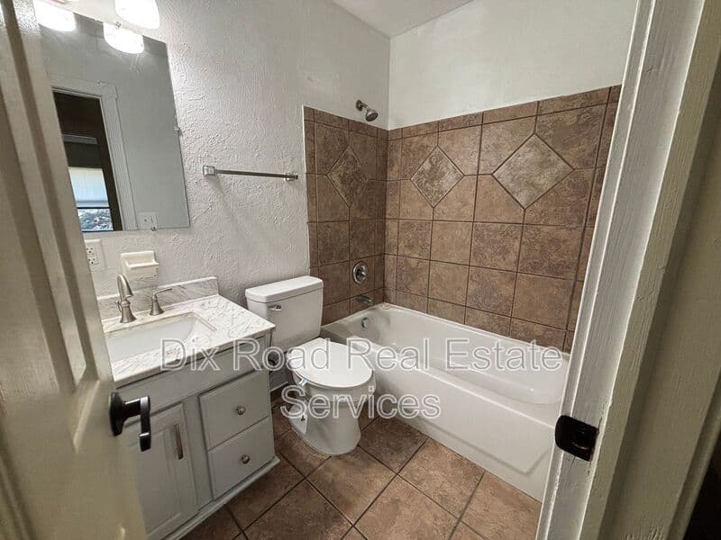 Englewood House: 530 Unger Avenue