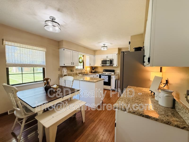 Olmsted TWP House: 8462 Glenbrook Dr, Olmsted TWP OH, 44138
