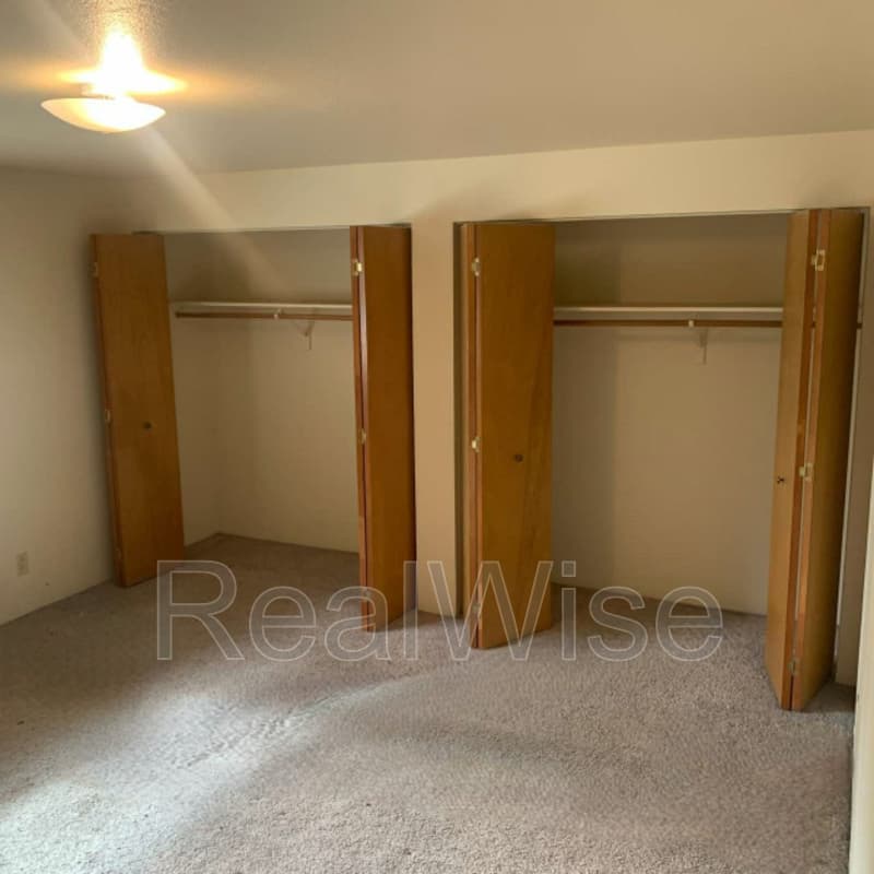 Grants Pass Townhome: 2170 NW N Hill Dr