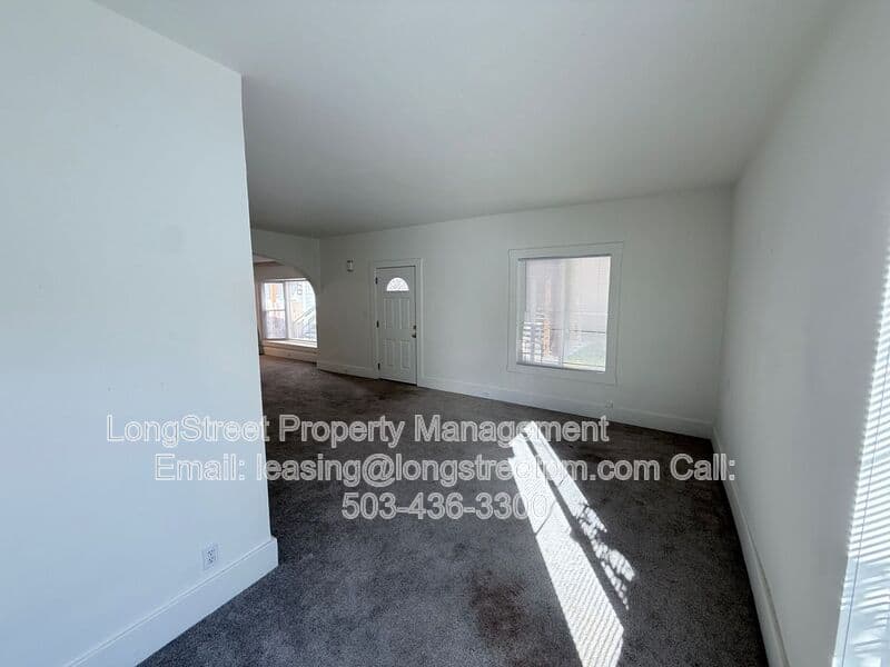 Keizer House: 431 Chemawa Rd N