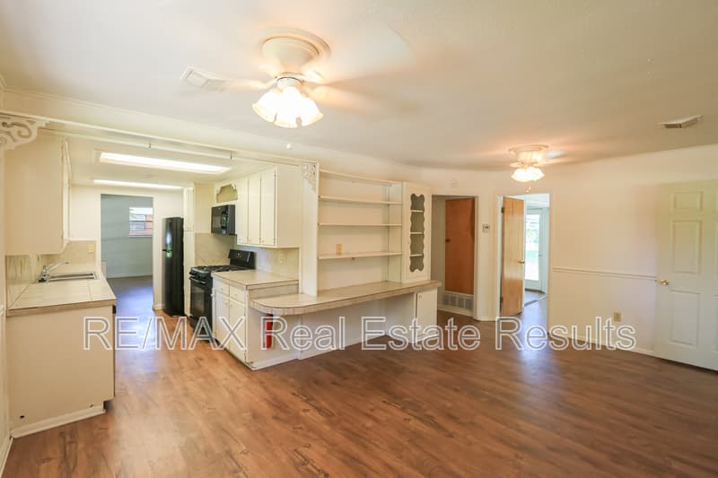 Springdale House: 1402 Lawrence Ave