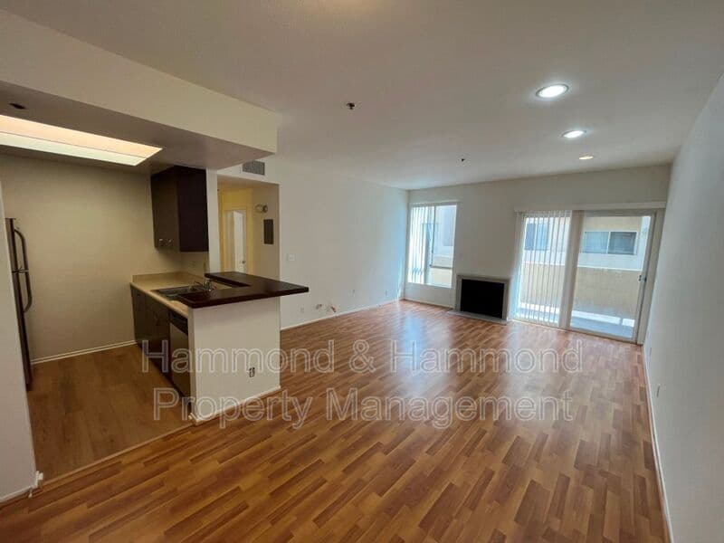 Reseda Condo: 19350 Sherman Way