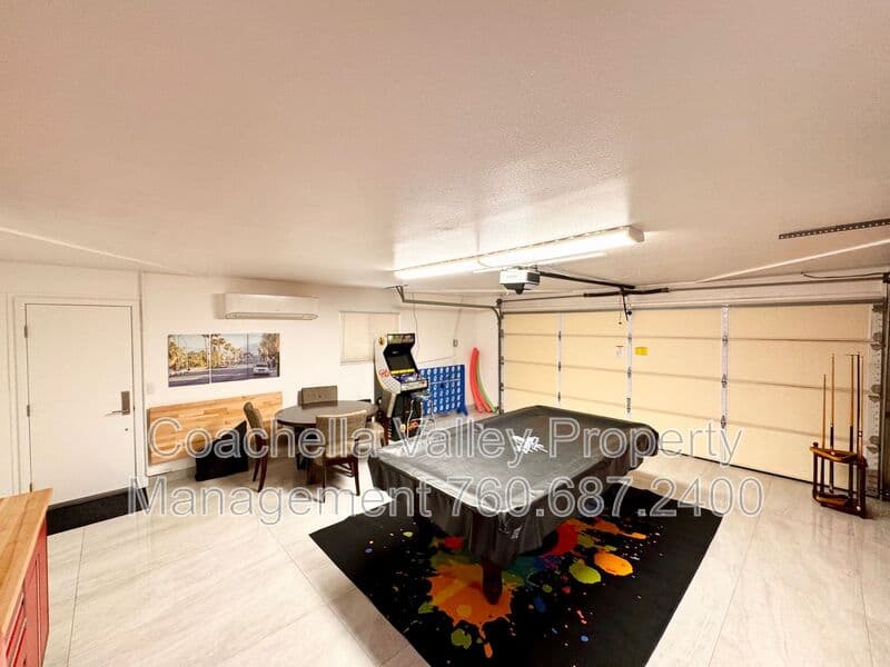 Palm Springs House: 2004 N San Antonio Rd