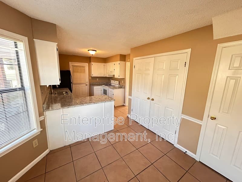 Cordova House: 7828 Bland Lane