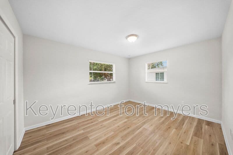 FORT MYERS House: 13049 FOURTH ST
