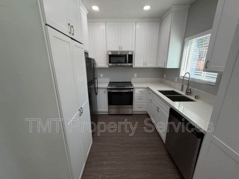 Sacramento House: 1811 Helena Avenue