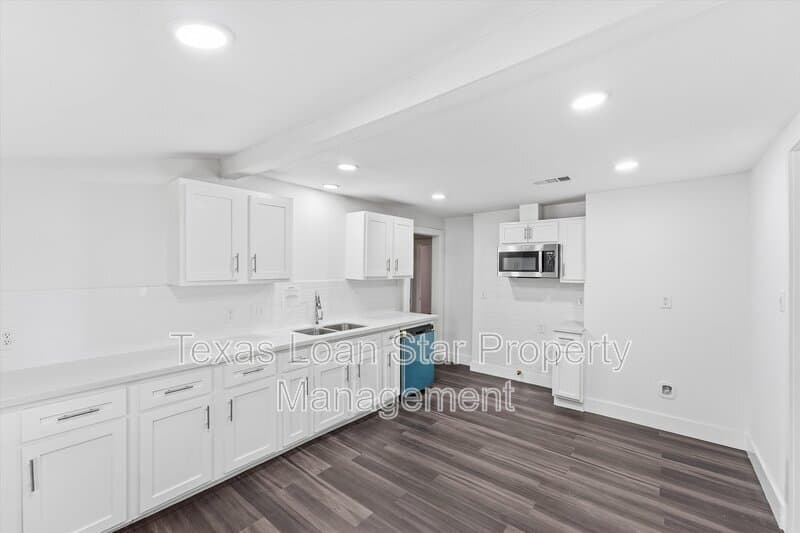 Houston House: 2281 Des Jardines St
