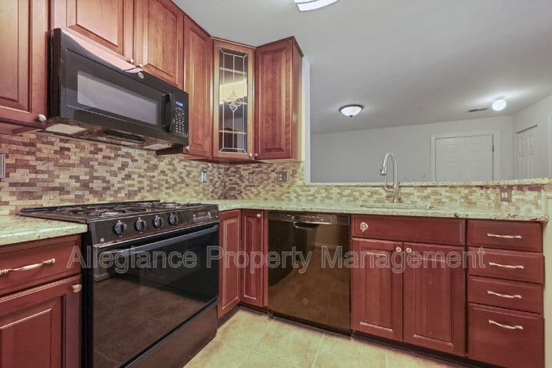 Woodbridge House: 13621 Garfield Place