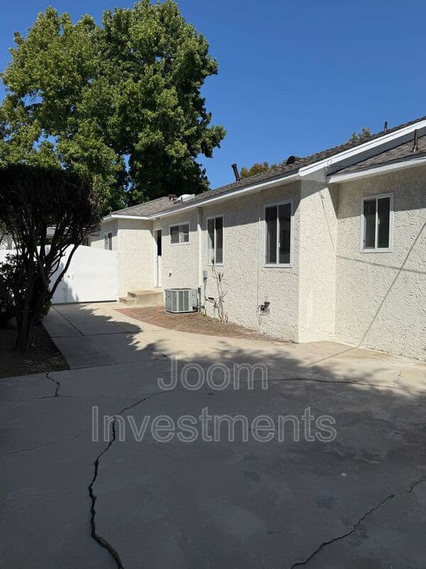 Los Angeles House: 2523 S Bentley Ave