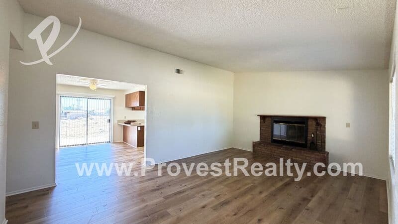 Victorville House: 13269 Llano Rd