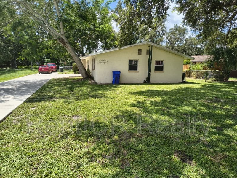 Dunedin Condo: 561 Laura Lane