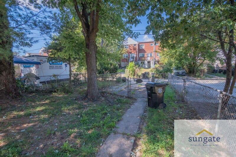Baltimore Townhome: 1328 Deanwood Rd