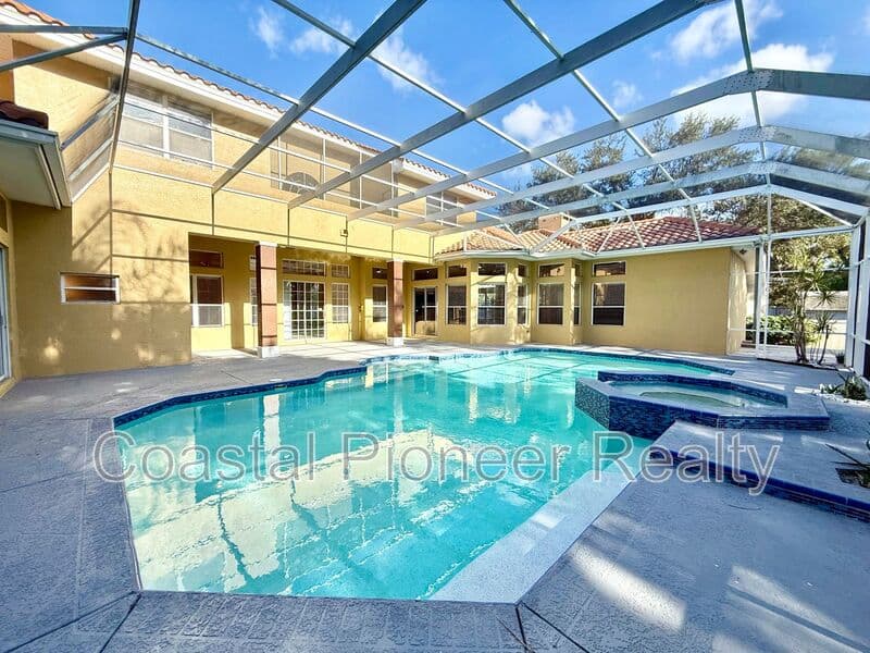 Largo House: 10334 Longwood Dr