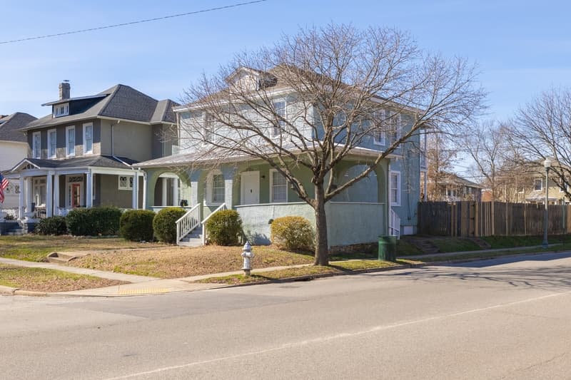 Richmond Condo: 2922 Noble Ave. A