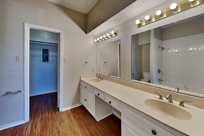 Rowlett House: 6206 Alissa Dr