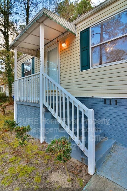 Columbia House: 1545 Lilly Avenue