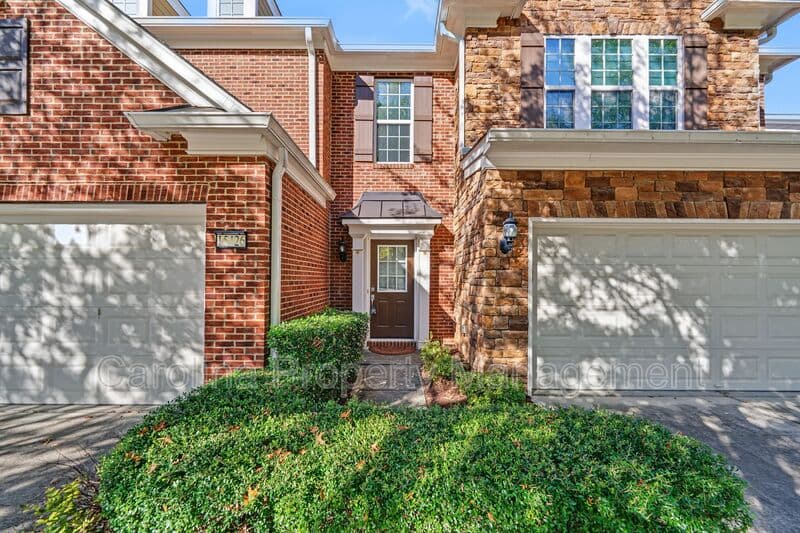 Charlotte House: 15422 Canmore St
